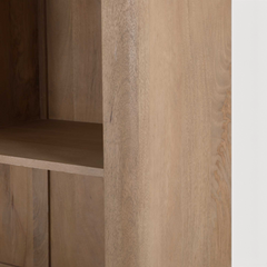 Detailopname van de Aika Vakkenkast XL Iwa in naturel hout met afgeronde hoeken en zichtbare houtnerf