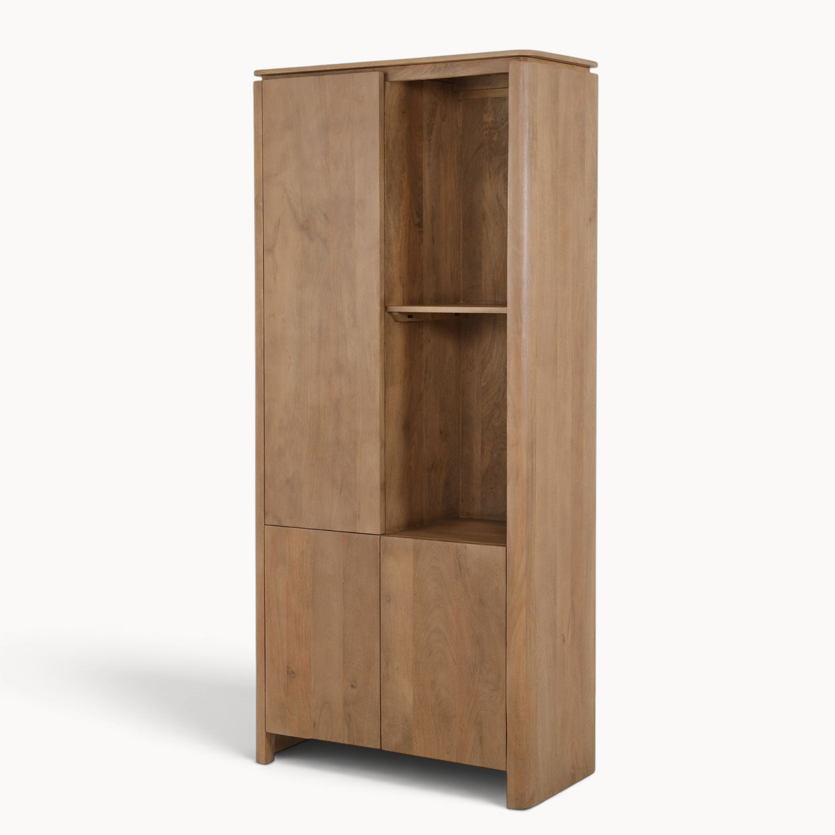 Aika Vakkenkast Iwa in naturel hout met gesloten deuren en open schappen voor een stijlvolle opbergoplossing.