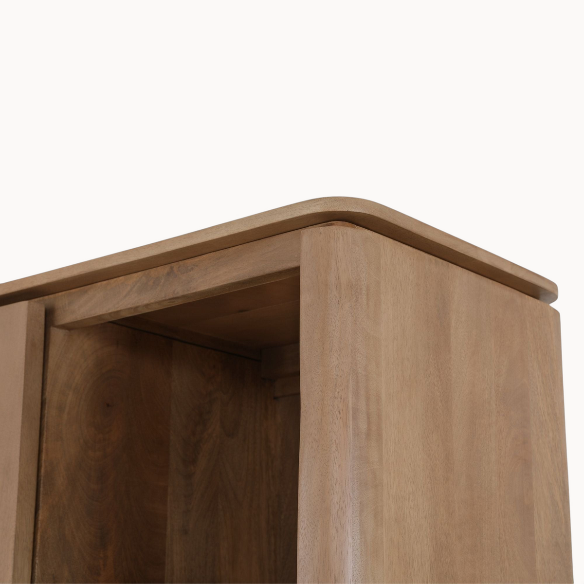Detail van de Aika Vakkenkast Iwa in naturel hout met afgeronde hoeken en een warme houten textuur.