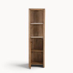 Aika Boekenkast Iwa in naturel hout met open planken en een gesloten onderkast in een minimalistisch design.