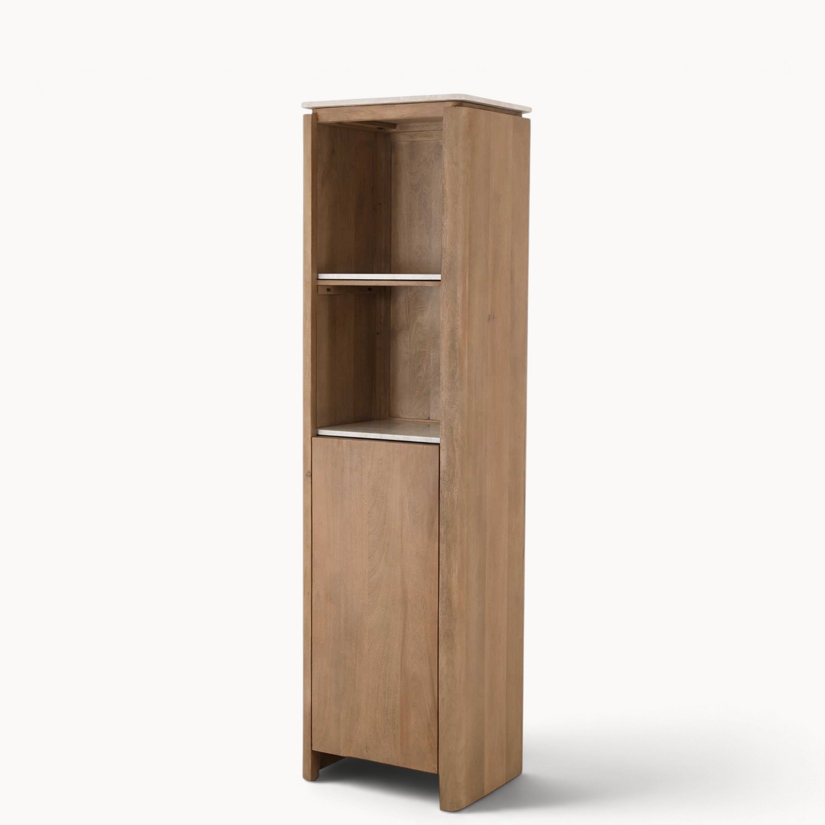 Aika Boekenkast Iwa in naturel hout met marmeren accenten en een gesloten onderkast