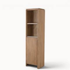 Aika Boekenkast Iwa in naturel hout met marmeren accenten en een gesloten onderkast