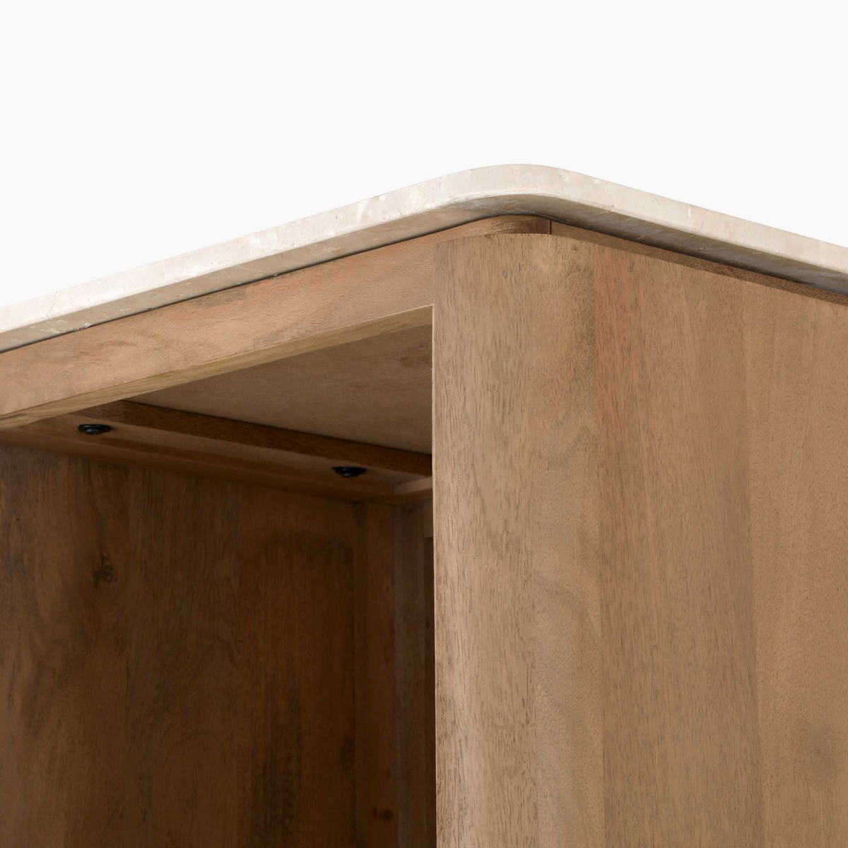 Aika Boekenkast Iwa in naturel hout met een glad marmeren bovenblad en afgeronde hoeken