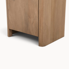 Aika Kabinetkast Iwa in naturel hout met een minimalistisch en robuust ontwerp