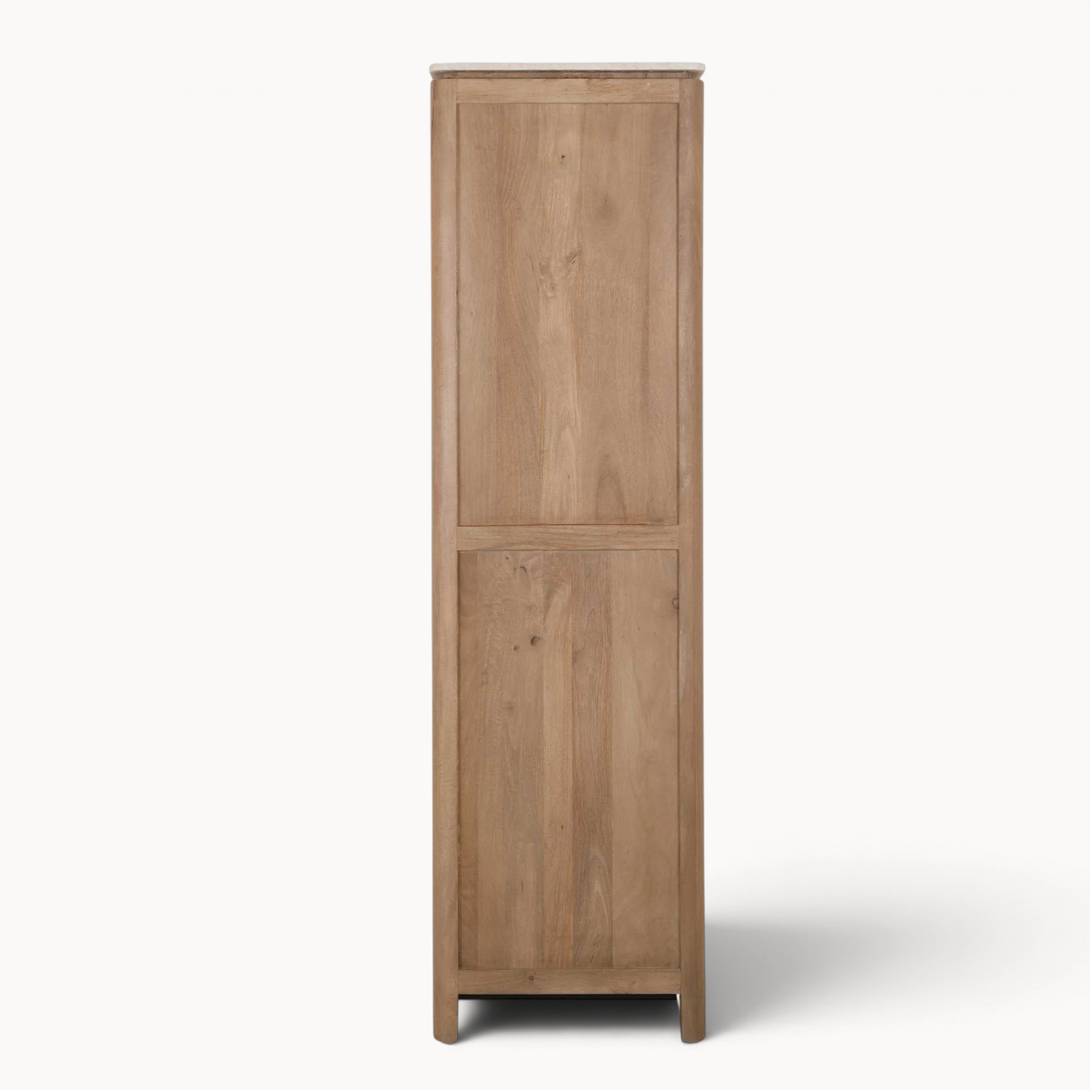 Achterkant van de Aika Iwa kabinetkast in naturel hout met een slank en minimalistisch design.