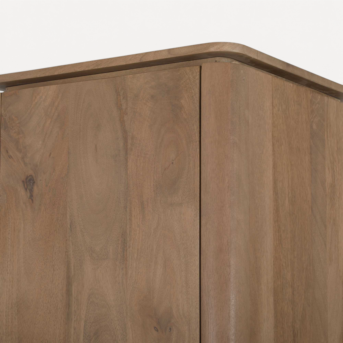 Detailopname van de Aika Kabinetkast Iwa in naturel hout met afgeronde hoeken en zichtbare houtnerf.