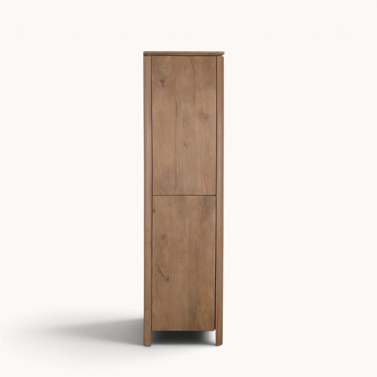 Aika Kabinetkast Iwa in naturel hout met een slank, minimalistisch ontwerp en zichtbare houtnerf.