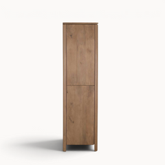 Aika Kabinetkast Iwa in naturel hout met een slank, minimalistisch ontwerp en zichtbare houtnerf.