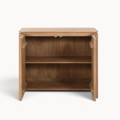 Aika Dressoir Iwa in naturel hout met twee openstaande deuren en een interne legplank voor extra opbergruimte.