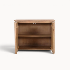 Aika Dressoir Iwa in naturel hout met openstaande deuren en een interne legplank voor extra opbergruimte.