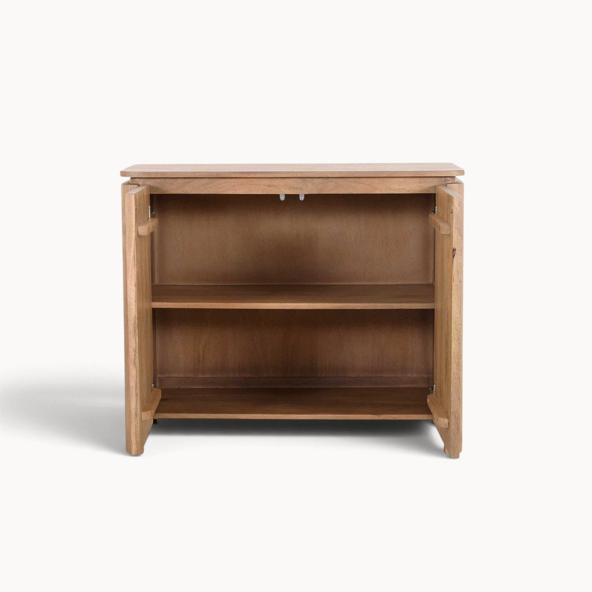 Aika Dressoir Iwa in naturel hout met openstaande deuren en een interne legplank voor extra opbergruimte.