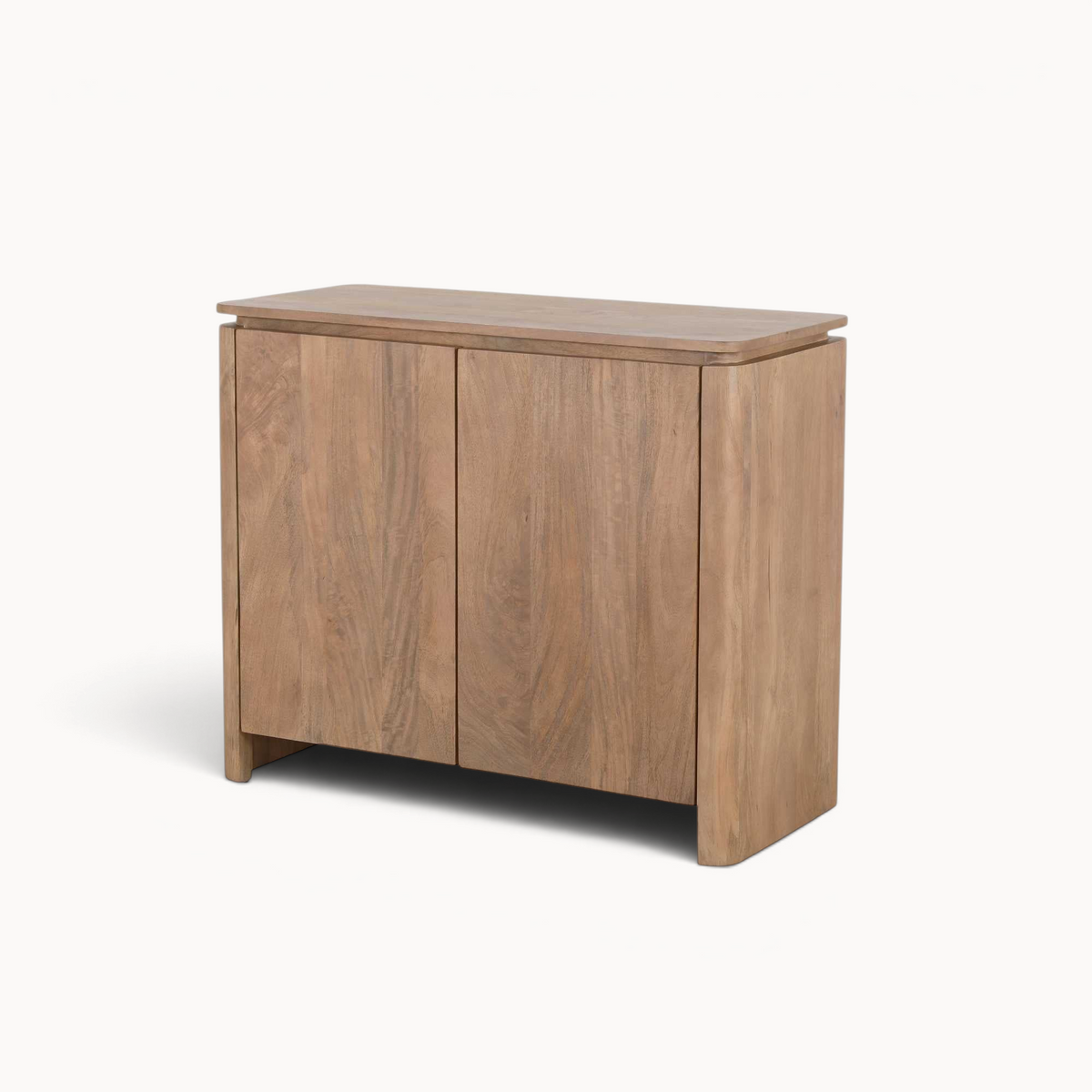 Aika dressoir Iwa in natuurlijk hout met twee deuren en een minimalistisch, afgerond ontwerp.
