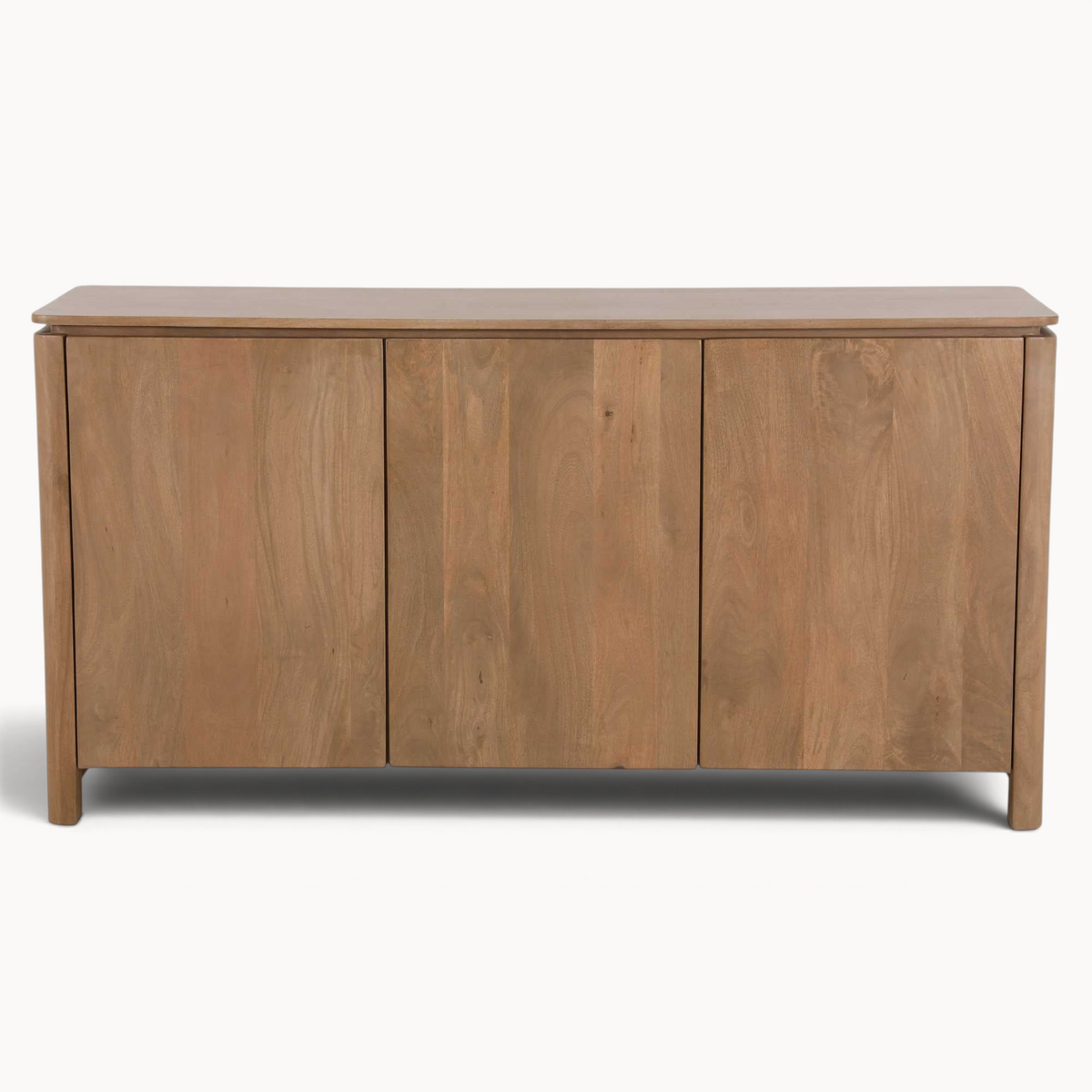 Aika Dressoir Iwa in naturel hout met drie deuren en een strak minimalistisch design voor in de woonkamer.