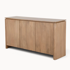 Aika Dressoir Iwa in naturel hout met drie deuren en een strak, minimalistisch ontwerp voor een modern interieur.