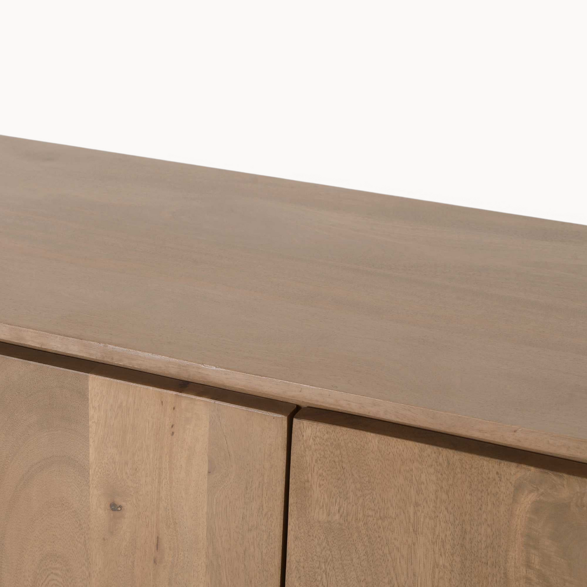 Aika Dressoir Iwa in naturel hout met een glad oppervlak en zichtbare houtnerf details