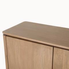 Aika Dressoir Iwa in naturel hout met afgeronde hoeken en een gladde afwerking