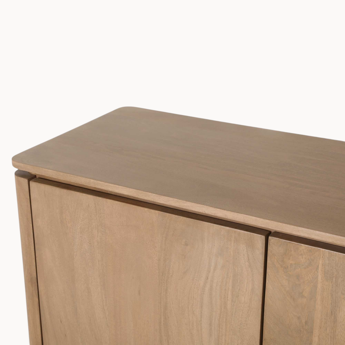 Aika Dressoir Iwa in naturel hout met afgeronde hoeken en een gladde afwerking