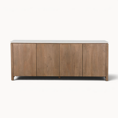 Aika dressoir Iwa in naturel hout met een strak wit marmeren bovenblad en vier kastdeuren