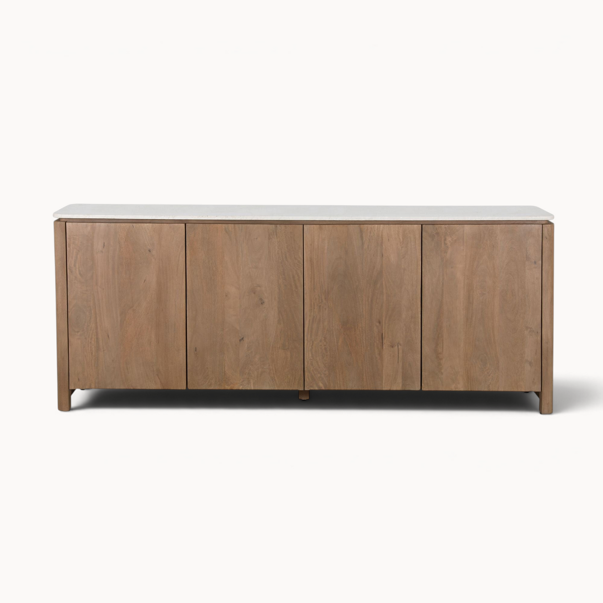 Aika dressoir Iwa in naturel hout met een strak wit marmeren bovenblad en vier kastdeuren