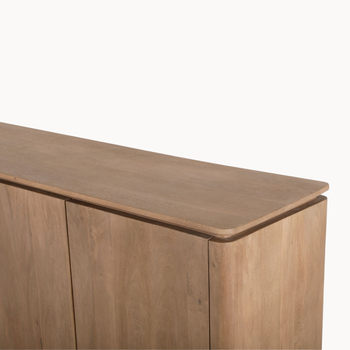 Aika Dressoir Iwa in naturel hout met afgeronde hoeken en een minimalistisch design