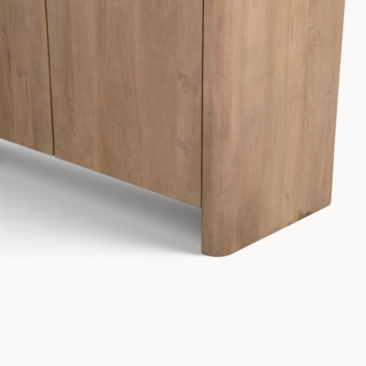 Aika dressoir Iwa in naturel hout met afgeronde hoeken en een minimalistisch design