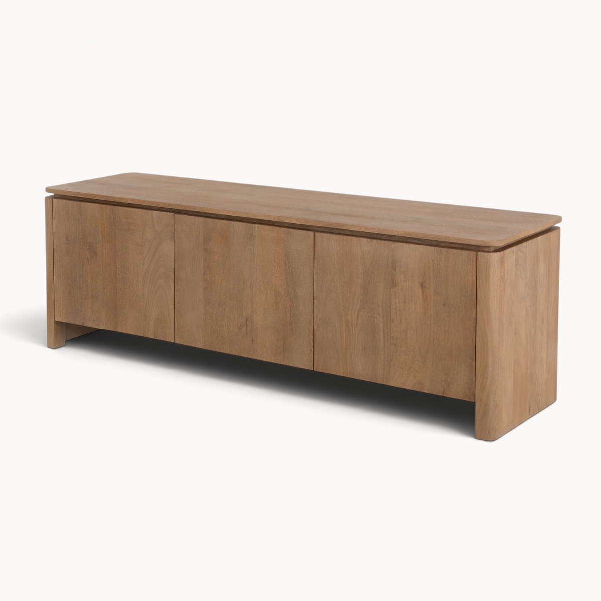 Aika Iwa tv-meubel in natuurlijk hout met drie deuren en een strak, modern ontwerp voor in de woonkamer.