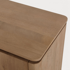 Aika Tv meubel Iwa in naturel hout met afgeronde hoeken en een glad houten oppervlak