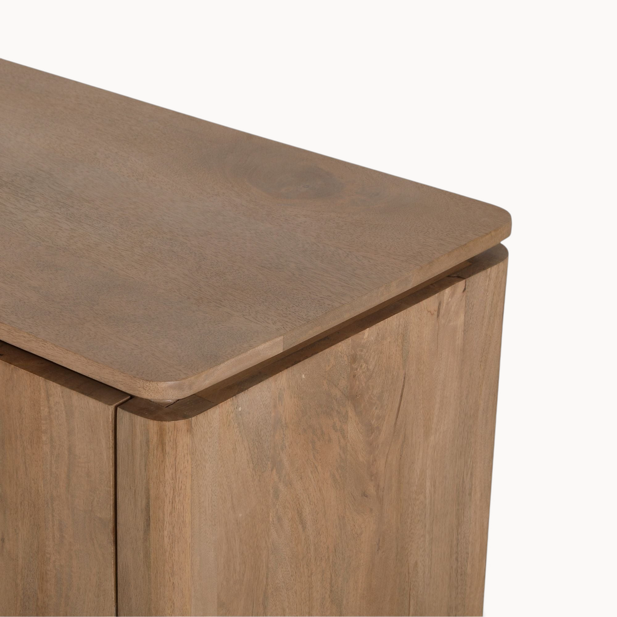 Detailopname van het Aika Iwa tv-meubel in naturel hout met afgeronde hoeken en een gladde afwerking.