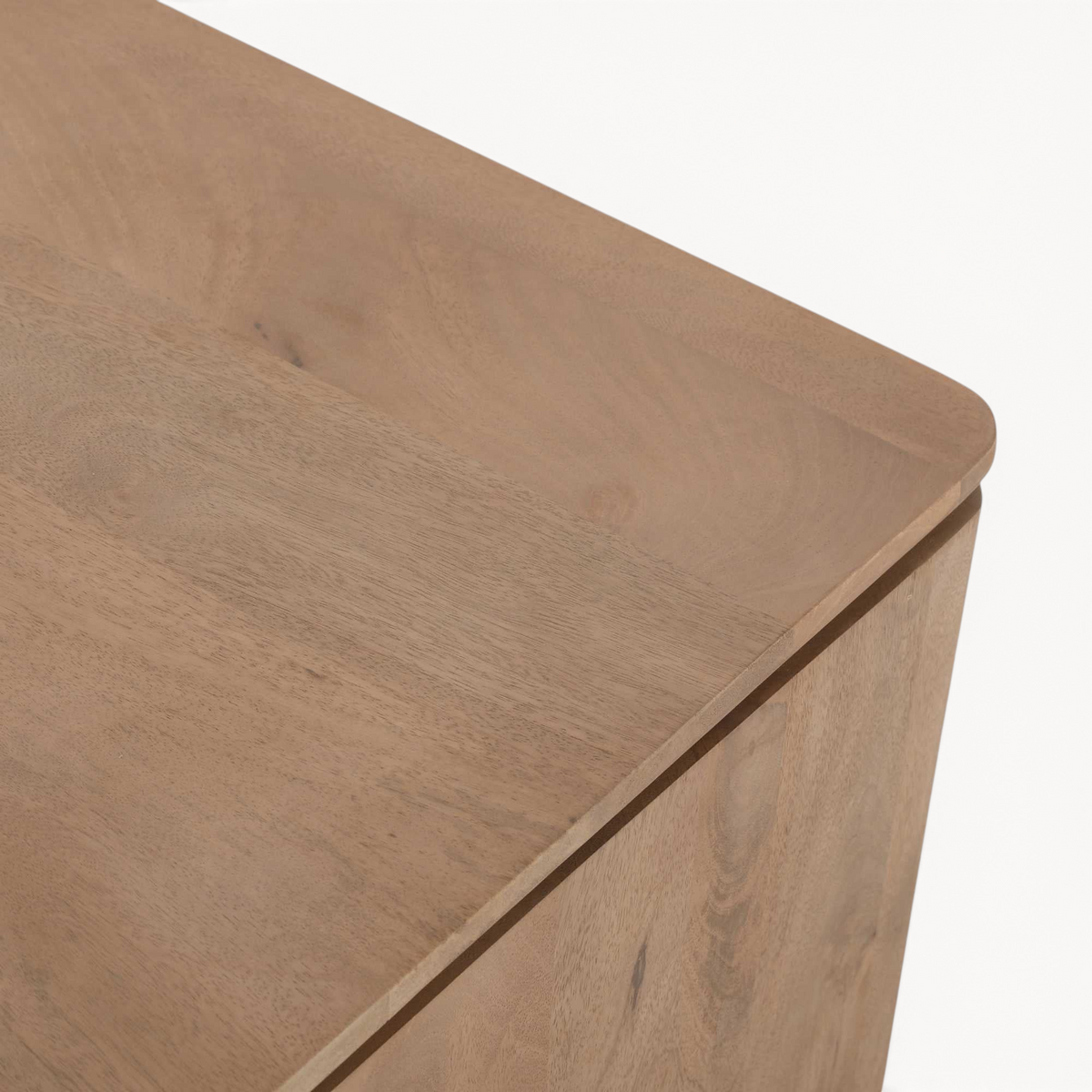 Detailopname van de Aika vierkante salontafel Iwa in naturel hout met zichtbare houtnerf en afgeronde hoek