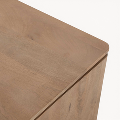 Detailopname van de Aika vierkante salontafel Iwa in naturel hout met zichtbare houtnerf en afgeronde hoek