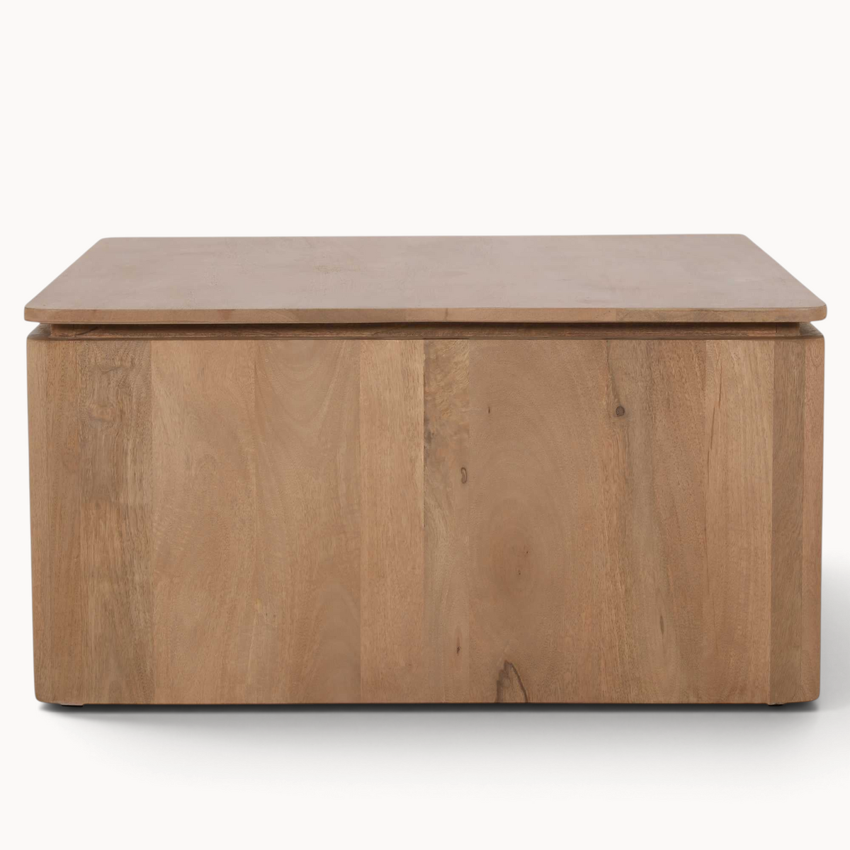 Aika vierkante salontafel Iwa in naturel hout met een strak en robuust minimalistisch ontwerp.