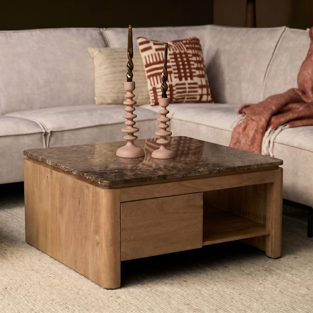 Aika vierkante salontafel Iwa in naturel hout met een bruin marmeren blad in een sfeervol ingerichte woonkamer.