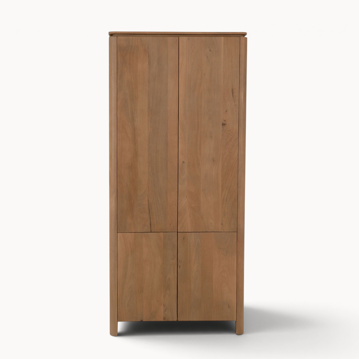 Aika Kabinetkast Iwa in naturel hout met vier deuren en een minimalistisch, modern design.