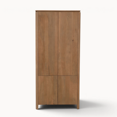Aika Kabinetkast Iwa in naturel hout met vier deuren en een minimalistisch, modern design.