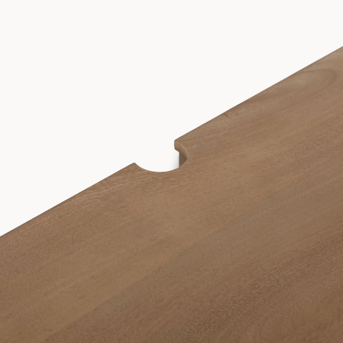 Detailopname van het Aika Iwa zwevend tv-meubel in naturel hout met een uitsparing voor kabeldoorvoer.