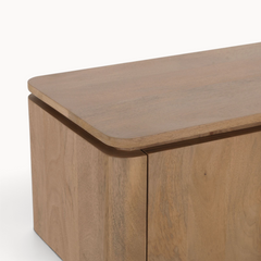 Aika zwevend tv meubel Iwa in naturel hout met afgeronde hoeken en een minimalistisch design.