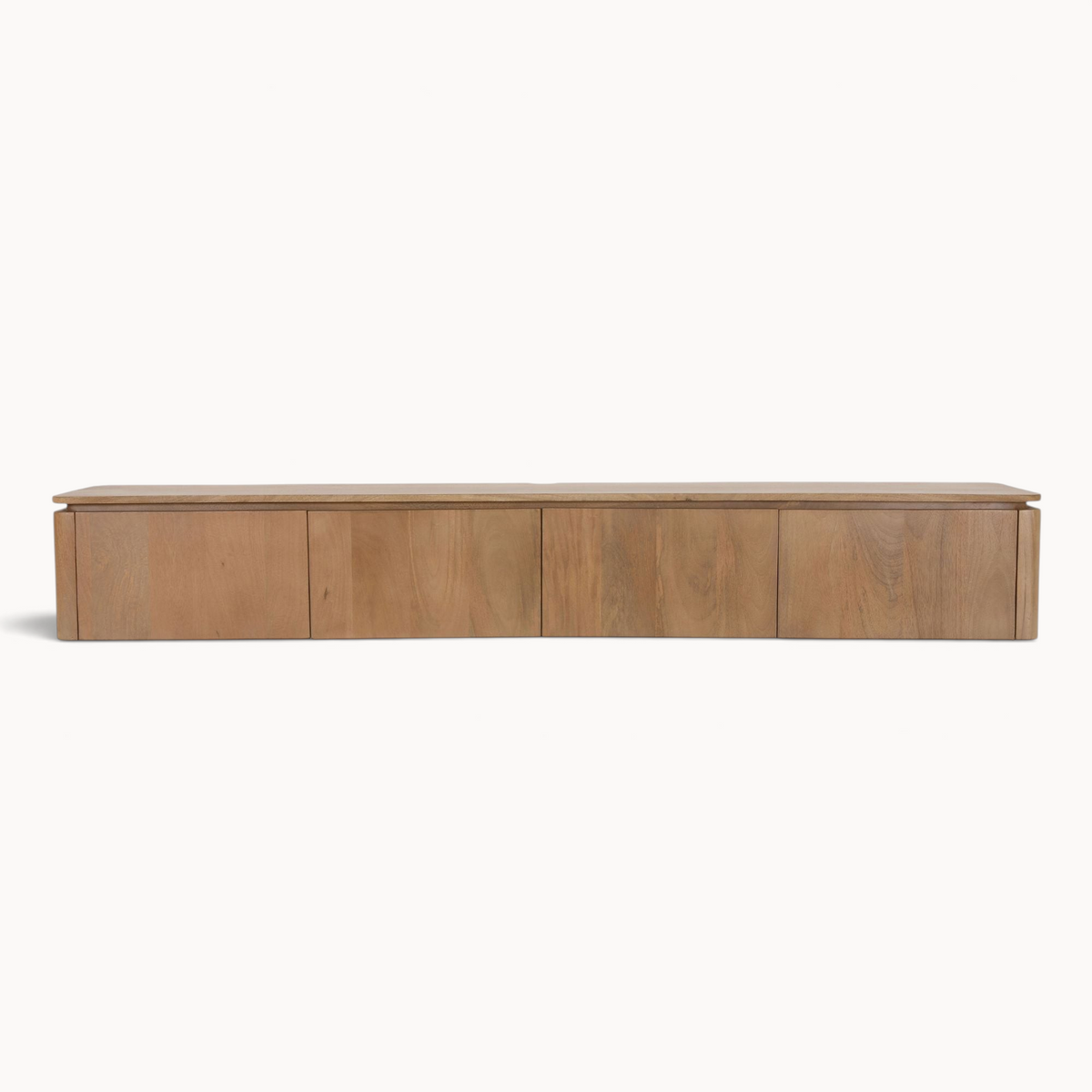 Aika zwevend tv meubel Iwa in naturel hout met vier kastdeuren voor een modern en minimalistisch interieur.