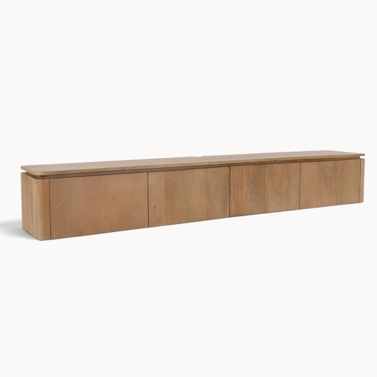 Aika zwevend tv meubel Iwa in naturel hout met vier kastdeuren en afgeronde hoeken voor een modern interieur