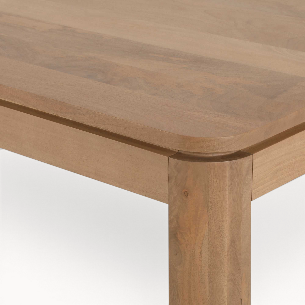 Detailopname van de Aika Iwa eettafel in naturel hout met afgeronde hoeken en een robuust houten frame.