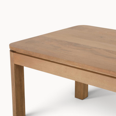 Aika Iwa eettafel van natuurlijk hout met afgeronde hoeken en een robuust houten onderstel
