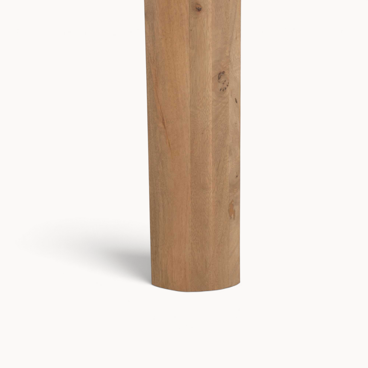 Aika Eettafel Iwa in naturel hout met een robuuste, cilindrische houten tafelpoot