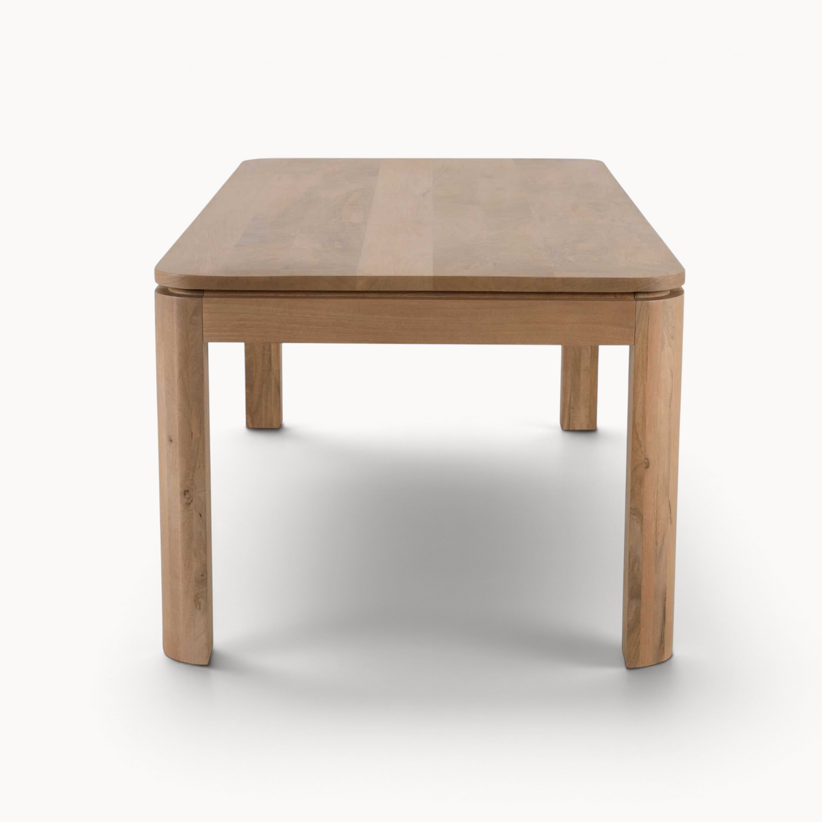 Aika Iwa eettafel van natuurlijk hout met afgeronde hoeken en robuuste poten in een minimalistisch design