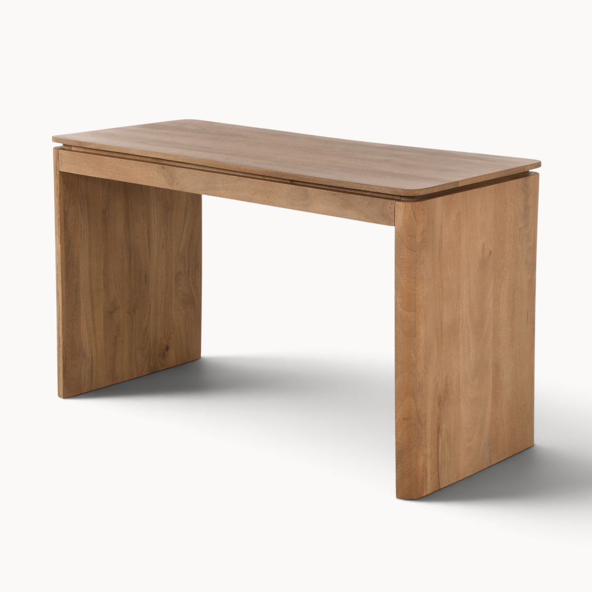 Aika Bureau Iwa in naturel hout met een minimalistisch en strak ontwerp voor een modern interieur.