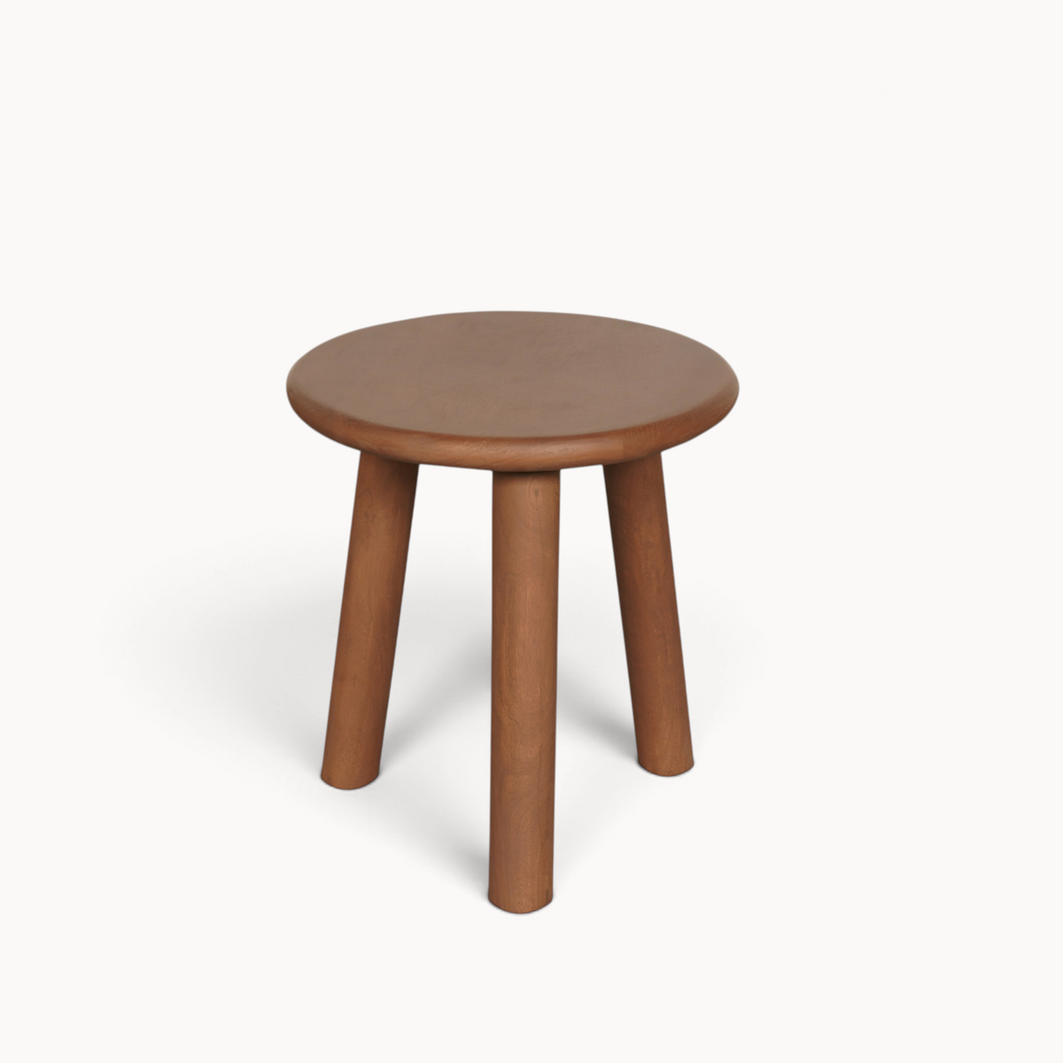 Aika Salontafel Schijf, een ronde salontafel van bruin hout met drie stevige poten in een minimalistisch design.