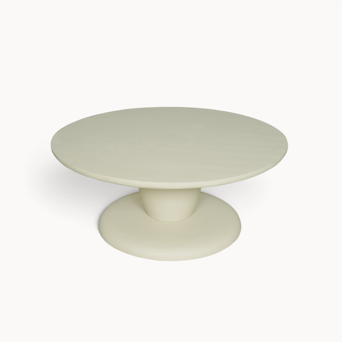 Aika Salontafel Veld, een ronde beige salontafel met een minimalistisch voetstuk in een modern design.