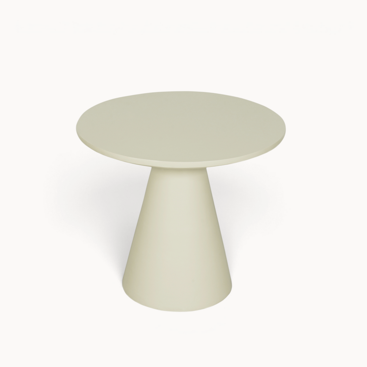 Aika Salontafel Es in beige met een rond tafelblad en een kegelvormige voet voor een modern interieur.