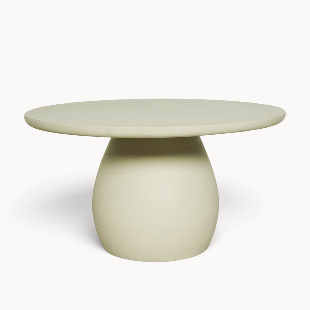 Aika Salontafel Oever met een rond beige tafelblad en een bolvormige voet in een minimalistisch design.