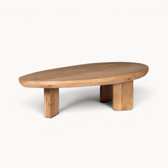 Aika salontafel Ring met een organisch gevormd ovaal tafelblad van licht eikenhout op robuuste houten poten.