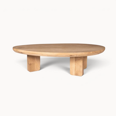 Aika Salontafel Ring, een organisch gevormde salontafel van licht eikenhout met robuuste houten poten.