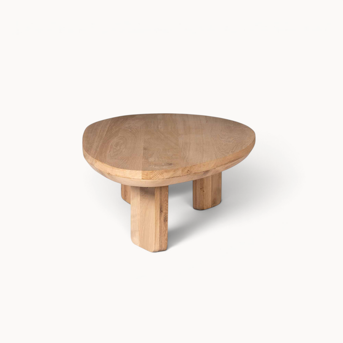 Aika Salontafel Ring met een organisch gevormd blad van licht eikenhout en robuuste houten poten.